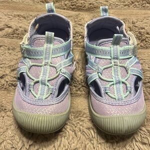 Oshkosh girls purple sandals size 9